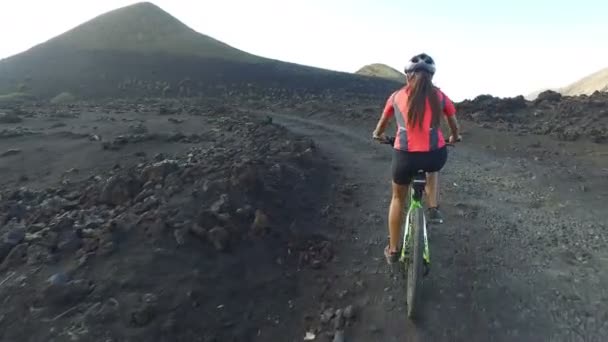乘坐MTB -女山地自行车的娱乐性山地骑单车妇女 — 图库视频影像