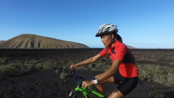 Fritids mountainbike kvinna Cykling på MTB - Friska aktiva livsstil — Stockvideo