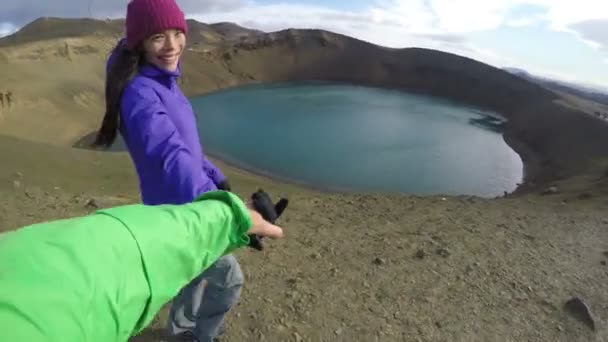 Casal Turistas em Viagens Visitando a Islândia Natureza — Vídeo de Stock