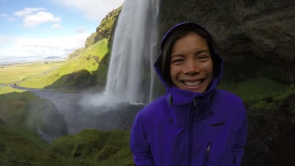 Muhteşem şelaleye bakan bir turist — Stok video