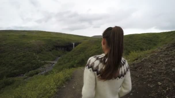 Mulher visitando Majestoso Cachoeira Svartifoss — Vídeo de Stock