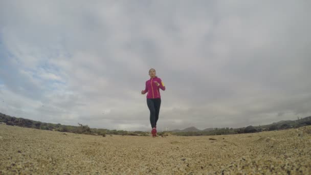 Mujer corredor corriendo sobre cámara en la naturaleza - Chica haciendo ejercicio en verano — Vídeos de Stock