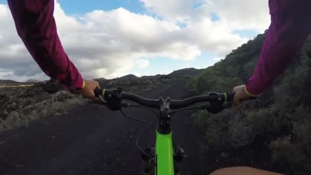 Kvinnlig cyklist Ridning mountainbike POV — Stockvideo