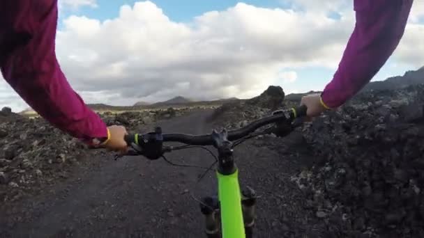 Женщина-велосипедистка Езда на горном велосипеде POV - Девушка упражнения летом — стоковое видео