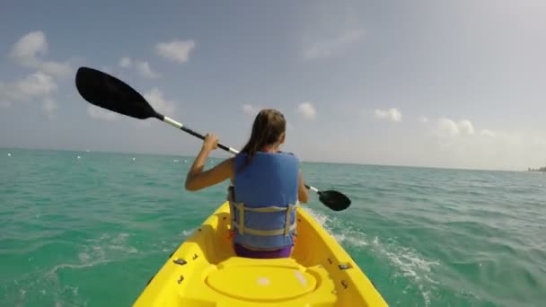Женщина каякинг на море против неба — стоковое видео
