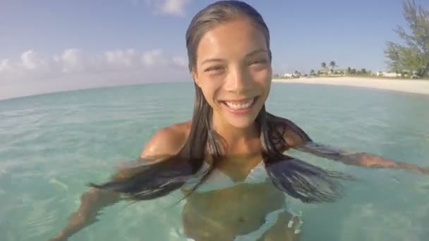 Mladá žena plavání v moři na slunečný den na pláži — Stock video