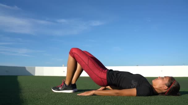 Bodyweight core exercises woman training glutes with floor bridge butt raise — Stok video