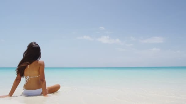 Διακοπές ταξίδι γυναίκα μπικίνι στην παραλία της Καραϊβικής - Νεαρή κυρία κοιτάζοντας το νερό — Αρχείο Βίντεο