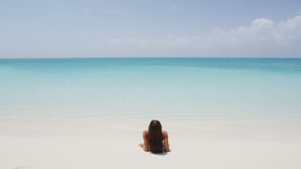 Vacanze al mare - donna che si diverte a prendere il sole guardando l'oceano — Video Stock