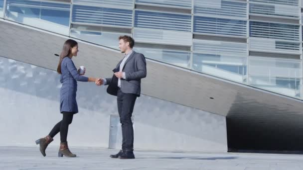 Affärsmän Handslag - affärsmän skakar hand, man och kvinna — Stockvideo