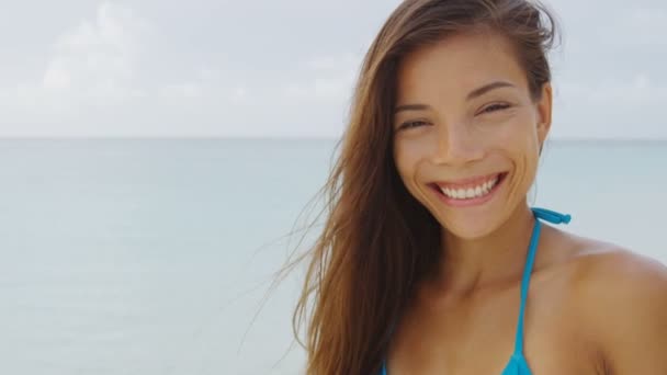 Vacances à la plage Asiatique fille souriant sourire naturel heureux pendant les vacances d'été — Video