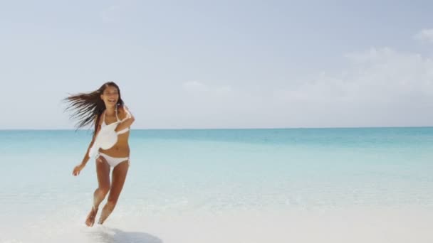 Bikini da spiaggia donna spensierata che corre in libertà divertendosi in vacanza — Video Stock