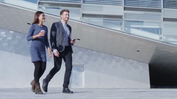 Gente de negocios caminando y hablando - mujer de negocios y hombre de negocios fuera — Vídeos de Stock