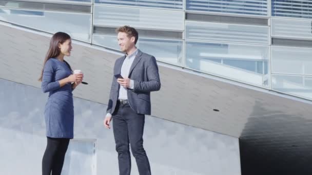 Business people - business man and business woman outside office building — Stock Video