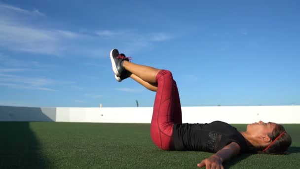 Knee Leg Drop Übung Ab Workout Fitness Asiatin trainiert Bauchmuskeln — Stockvideo