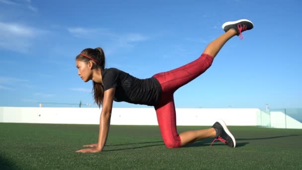 Vücut ağırlığı egzersizi kadın eşşek tekmesi egzersizi yapıyor. — Stok video