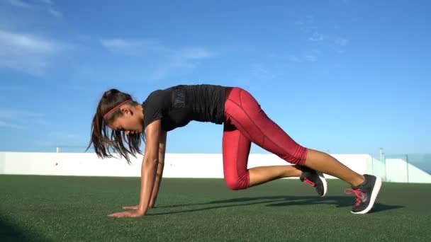 Fitness kobieta trening siłowy robi cardio trening z szybkimi alpinistami — Wideo stockowe