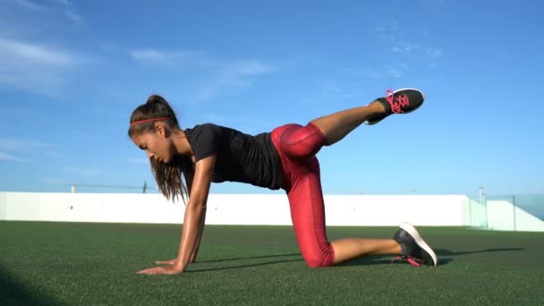 Exercício de peso corporal mulher fitness fazendo fogo hidratante e glute kickback exercícios — Vídeo de Stock