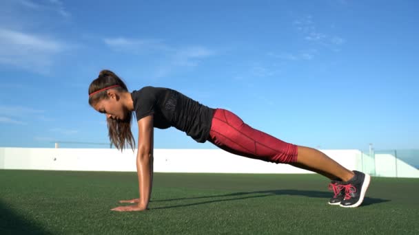 Fitness kvinna planking gör yoga planka pose för core styrketräning — Stockvideo