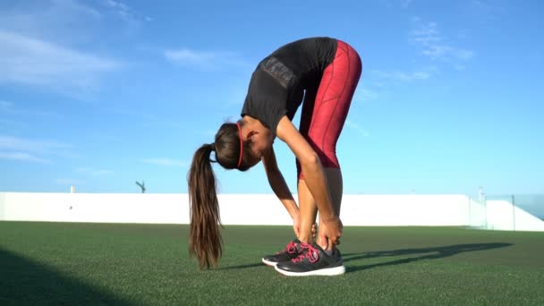 Sportovní žena protahuje nohy v józe vestoje strečové cvičení — Stock video