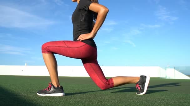 Scissor pulando lunges - mulher fitness fazendo exercícios de salto lunge — Vídeo de Stock