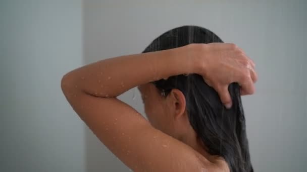 Žena relaxační sprchování v hotelu spa sprcha nebo domácí koupelna — Stock video