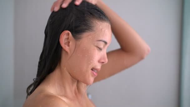 Sabah rutini mutlu duş alan kadın sıcak suda saçlarını yıkıyor. — Stok video