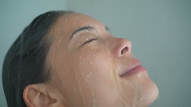 Chuveiro mulher chuveiro relaxante lavagem rosto sob água corrente — Vídeo de Stock