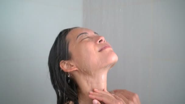 Femme se détendre dans l'eau chaude douche dans la salle de bain à la maison ou chambre d'hôtel de luxe — Video
