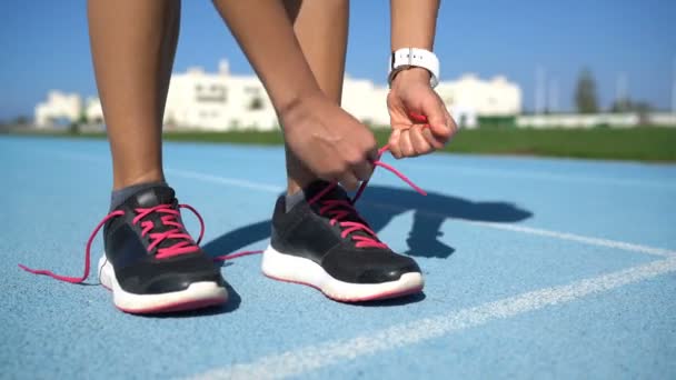 Runner femme attacher des chaussures de course se préparer pour la course sur piste de course — Video