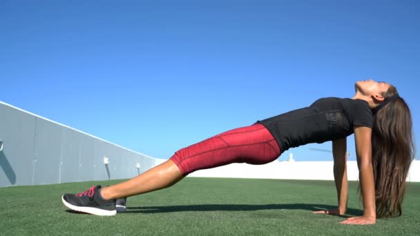 Fitness femme entraînement yoga faire l'exercice de poids corporel de base pose de planche vers le haut — Video