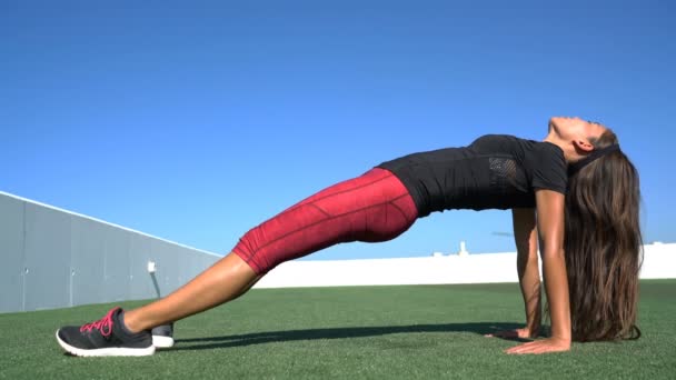 Yoga fitness femme planche inversée étirement corps dans la pose de planche vers le haut — Video