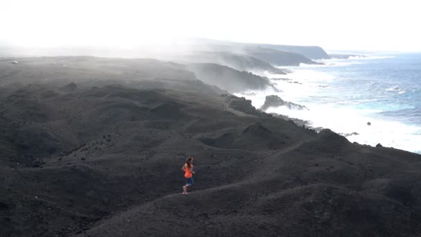 Тропа бег женщина упражнения на горной тропе с океаном природного ландшафта — стоковое видео