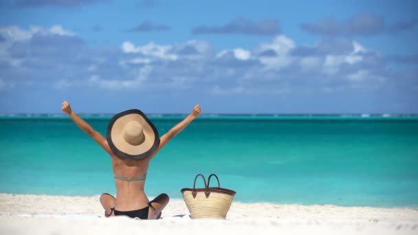 Happy Cheering Joyful Woman Sunbathing On Beach - Conceito de férias de viagem de verão — Vídeo de Stock