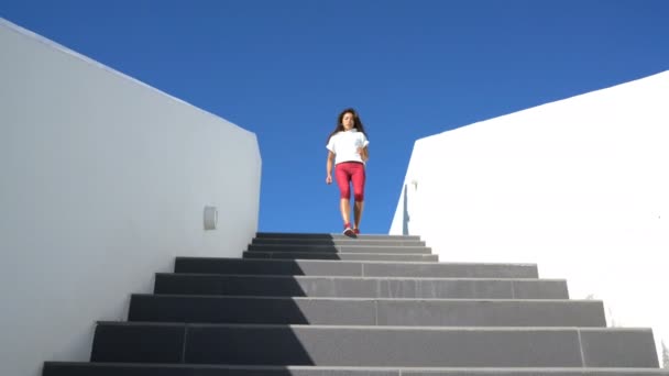 뛰는 여자 가 계단에서 뛰고 있는 모습 - 여성 달리 기 선수 — 비디오