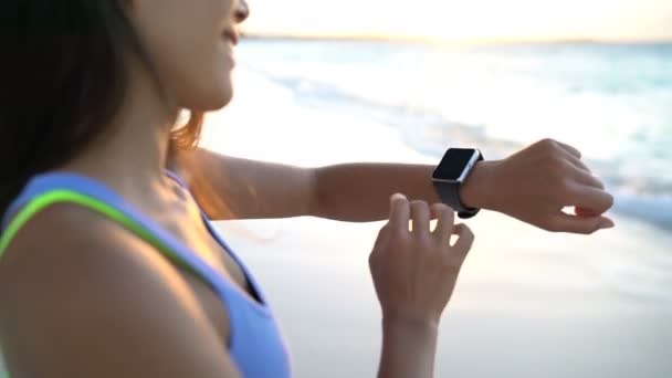 Smartwatch Primer plano en la mujer activa - Reloj inteligente Tecnología ponible — Vídeo de stock
