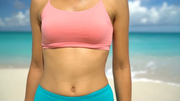 Fitness Kvinna Kontroll Aktivitetsarmband på stranden - Fitness Tracker Wearable Tech — Stockvideo