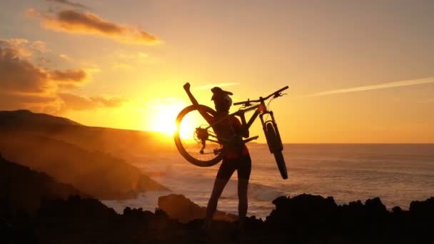 Joyeuse cycliste VTT Femme levant les mains dans le succès — Video