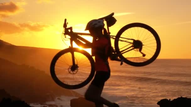 Mountainbiken MTB fietser Vrouw Fietsen op een fietspad aan de kust bij zonsondergang — Stockvideo