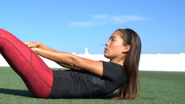 Sit-ups fitness kvinna gör situps crunches utanför — Stockvideo