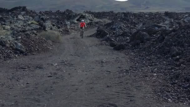 Mountain Bike MTB ciclista donna ciclista su pista ciclabile nel paesaggio vulcanico — Video Stock