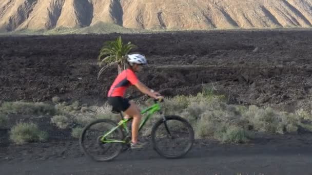 Mountainbike MTB cyklist kvinna cykling på cykelvägen - Kvinna mountainbike — Stockvideo