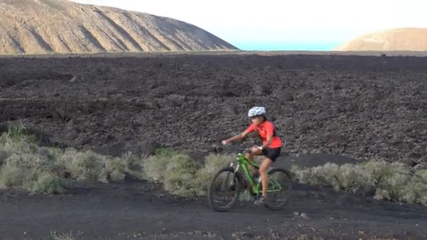 Montanha Bicicleta MTB ciclista pessoa ciclismo em ciclovia — Vídeo de Stock