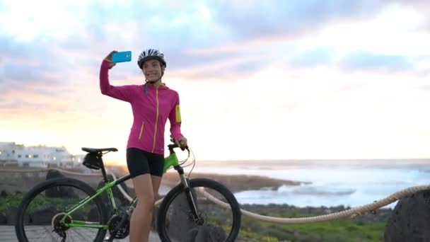 Mountainbike MTB cyklist kvinna cykling ta selfie med telefon — Stockvideo