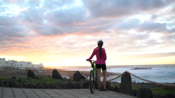 Mountainbike MTB cyklist kvinna Cykling på cykelvägen Avslappnande tar paus — Stockvideo