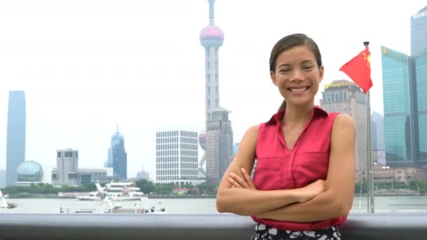 Retrato de mulher de negócios em Xangai China mostrando Pudong distrito financeiro — Vídeo de Stock