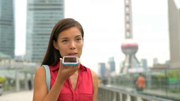 Podnikatelka v Šanghaji Čína mluví po telefonu ve finančním okrese Pudong — Stock video