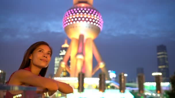 Shanghai kvinna eller turist tankeväckande tittar på stadens ljus av Oriental Pearl — Stockvideo