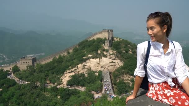 Chinesische Mauer - Tourist auf Asienreise mit Blick auf chinesische Landschaft — Stockvideo