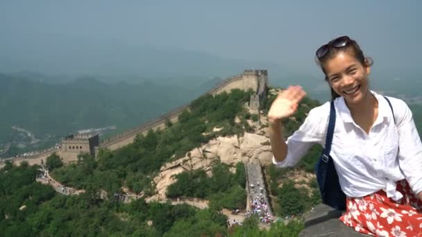 Grande muraglia cinese turista in viaggio mano agitando dicendo ciao a Badaling — Video Stock